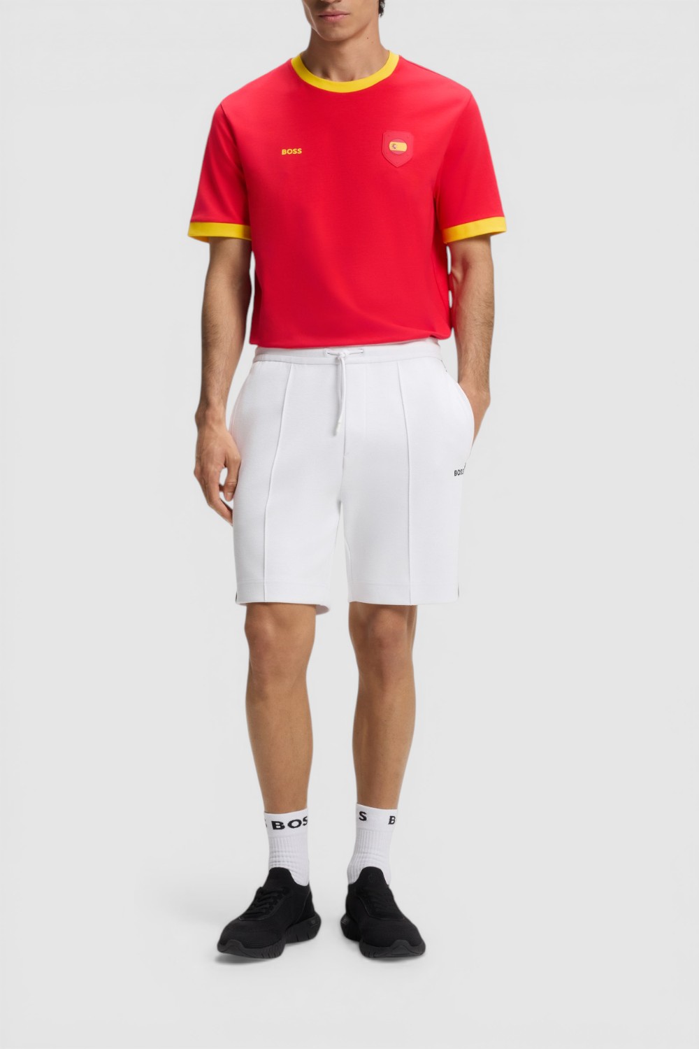 תמונת כל הלוק של חולצת טי בגזרה ישרה